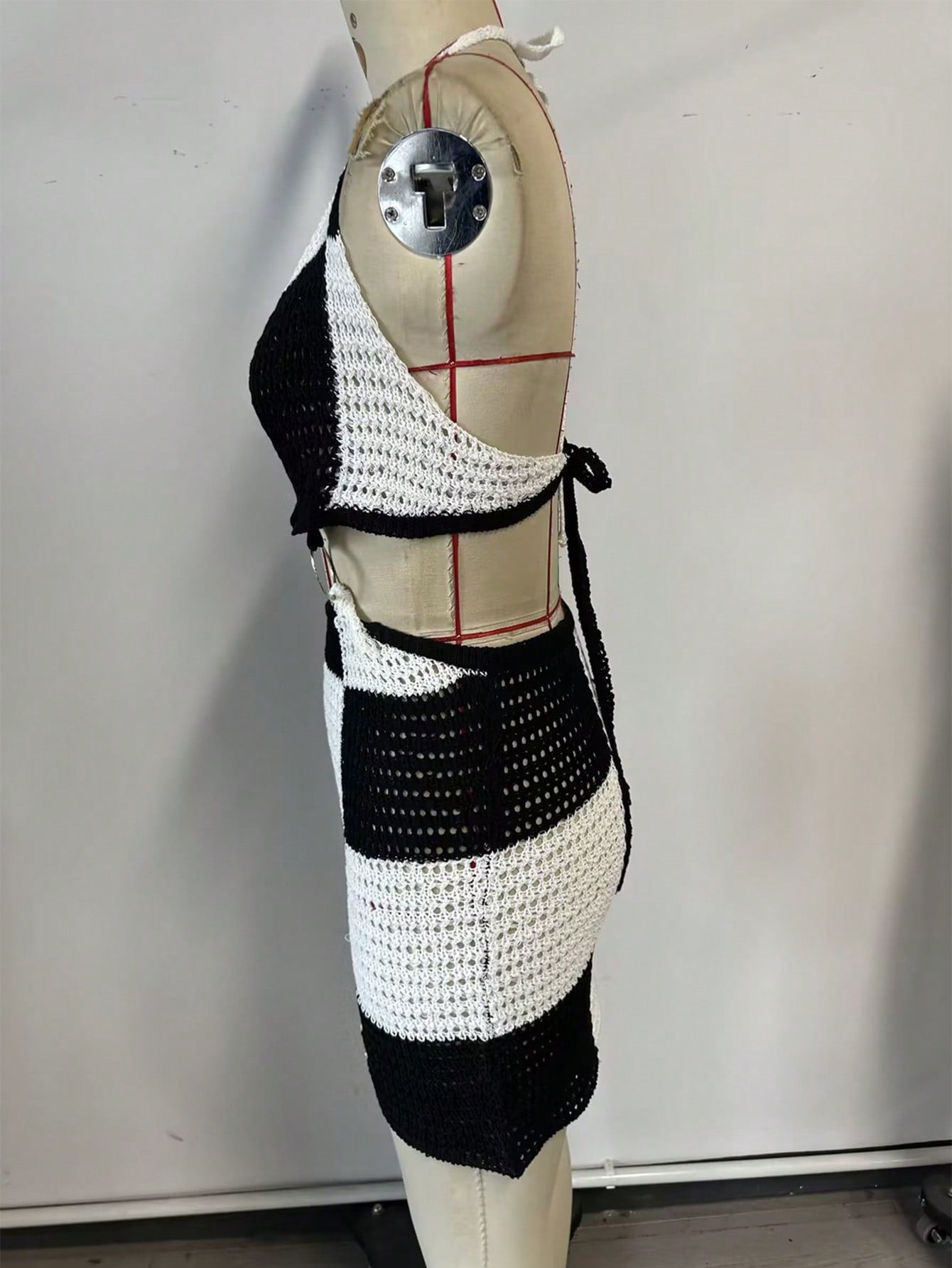 Women's Black White Knit Two-Piece Set with Crop Top and Mini Skirt