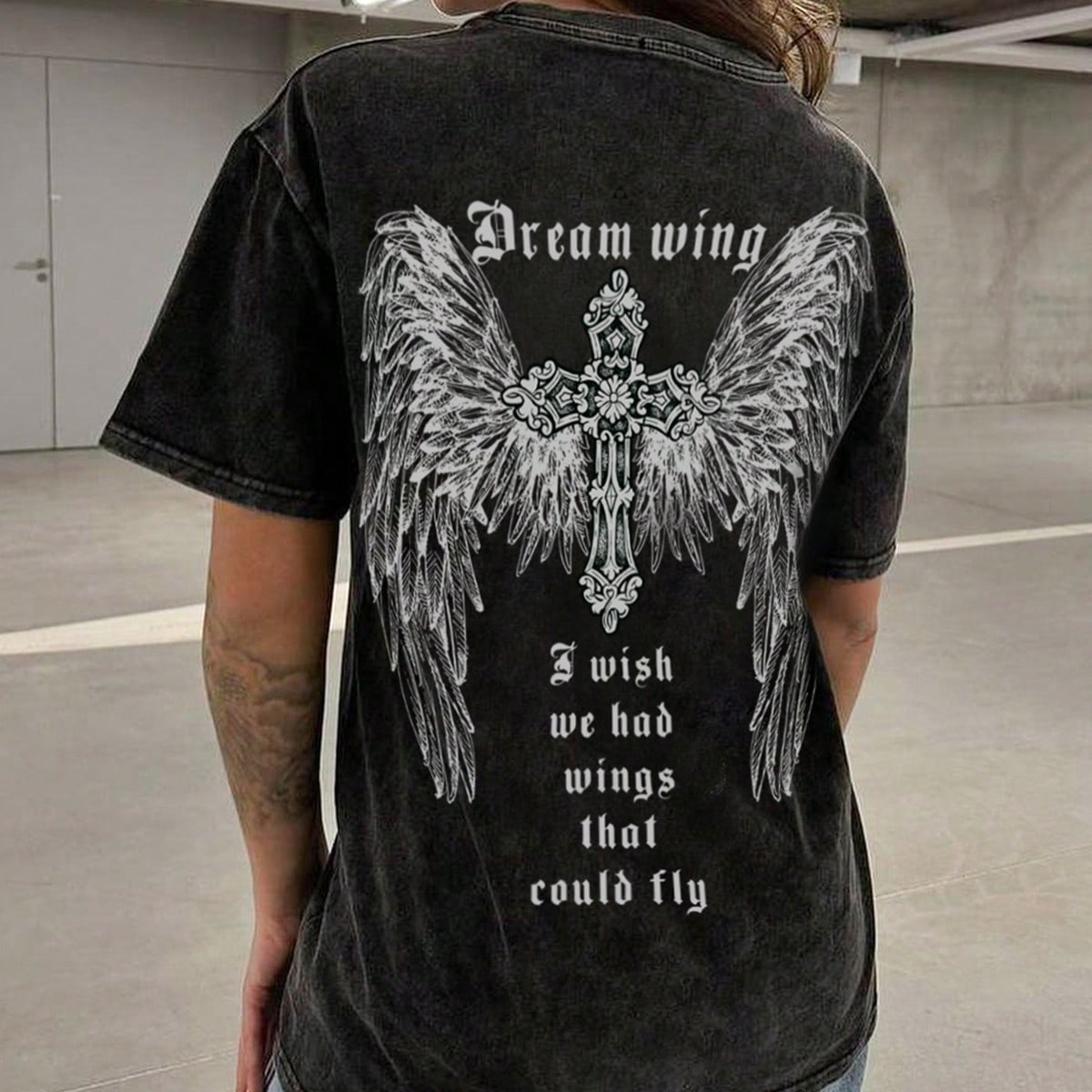 Women's Apperloth Women Gothic Angel Wings Graphic Oversized T-Shirt