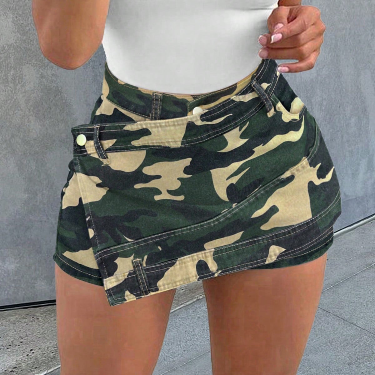 Women's Camouflage Print Cargo Shorts - High-Waisted Slim-Fit Casual Shorts, Edgy Outdoor & Daily Wear