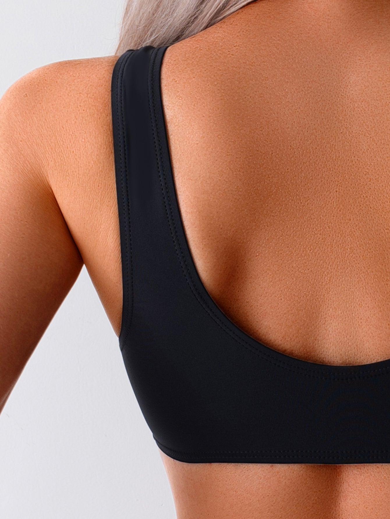 Top de bikini negro fruncido con escote cuadrado y cordón ajustable para mujer, top de traje de baño estiliza la figura y ofrece soporte. Top de bikini minimalista negro fruncido con lazo al frente, prenda de baño femenina moderna y versátil. 