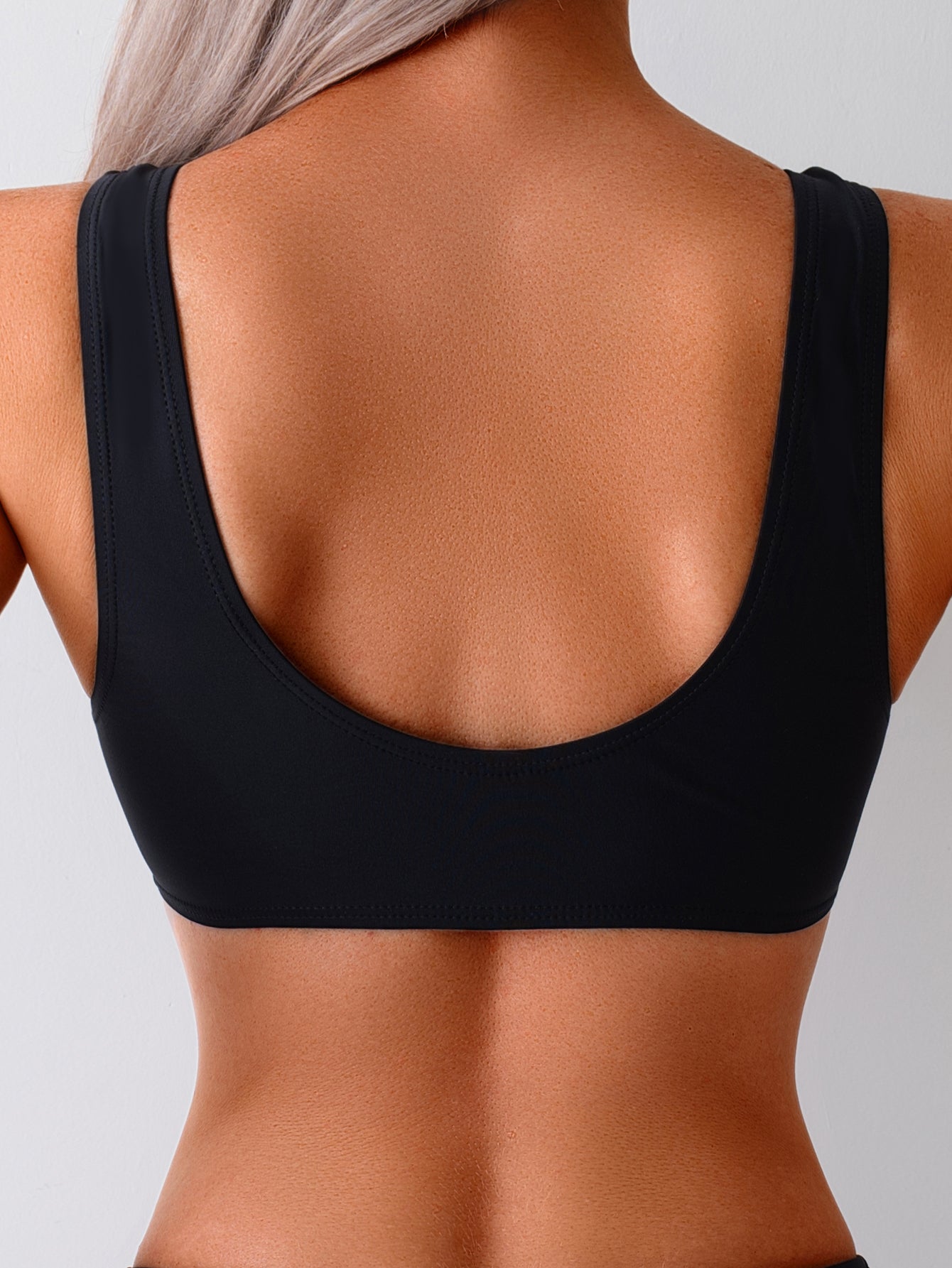 Top de bikini negro fruncido con escote cuadrado y cordón ajustable para mujer, top de traje de baño estiliza la figura y ofrece soporte. Top de bikini minimalista negro fruncido con lazo al frente, prenda de baño femenina moderna y versátil. 