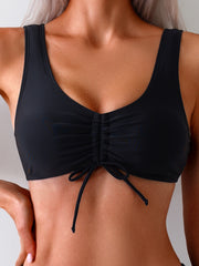 Top de bikini negro fruncido con escote cuadrado y cordón ajustable para mujer, top de traje de baño estiliza la figura y ofrece soporte. Top de bikini minimalista negro fruncido con lazo al frente, prenda de baño femenina moderna y versátil. 