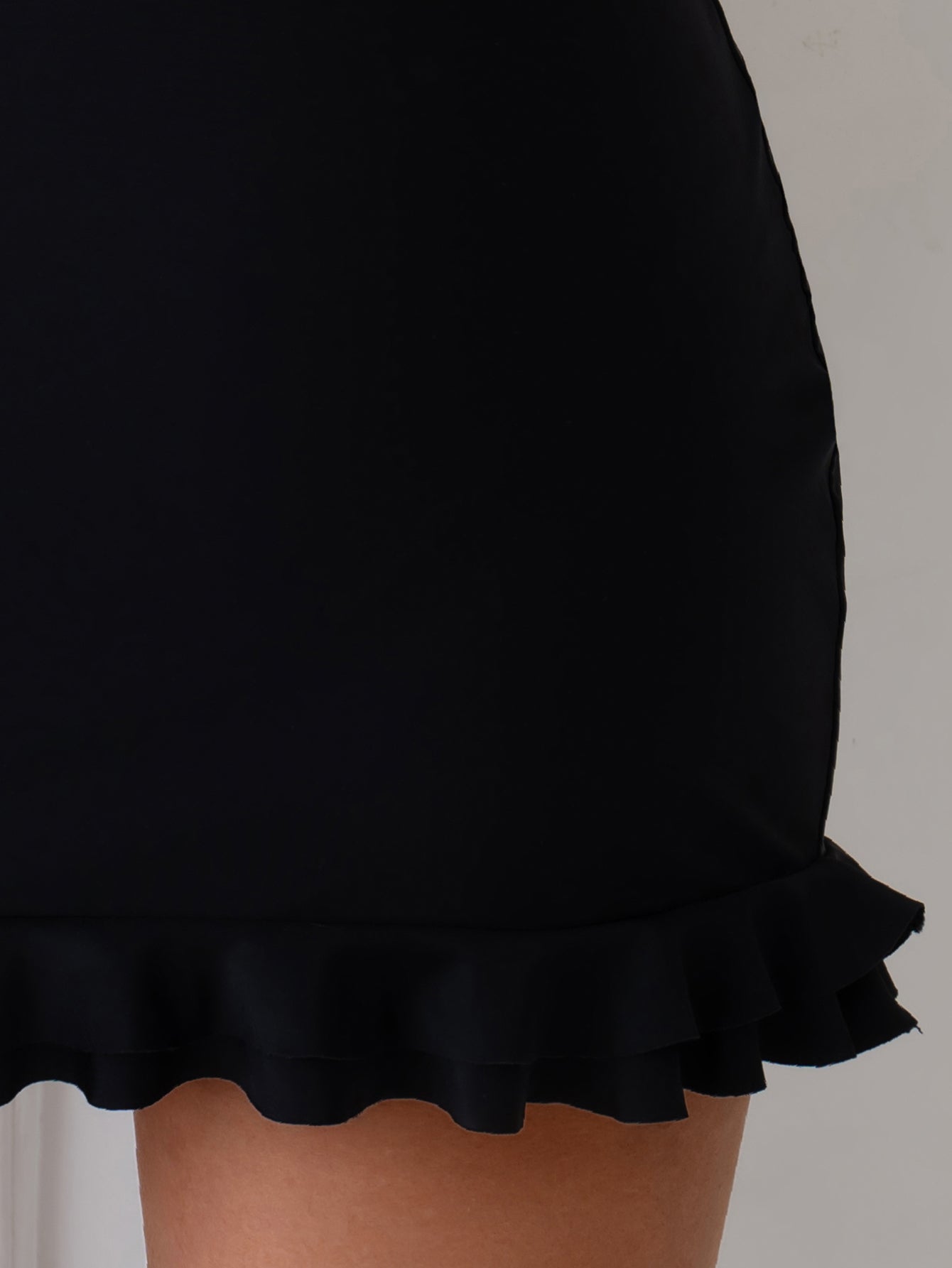 Women's fashionable drawstring ruffle mini skirt, black high-waisted slimming skirt